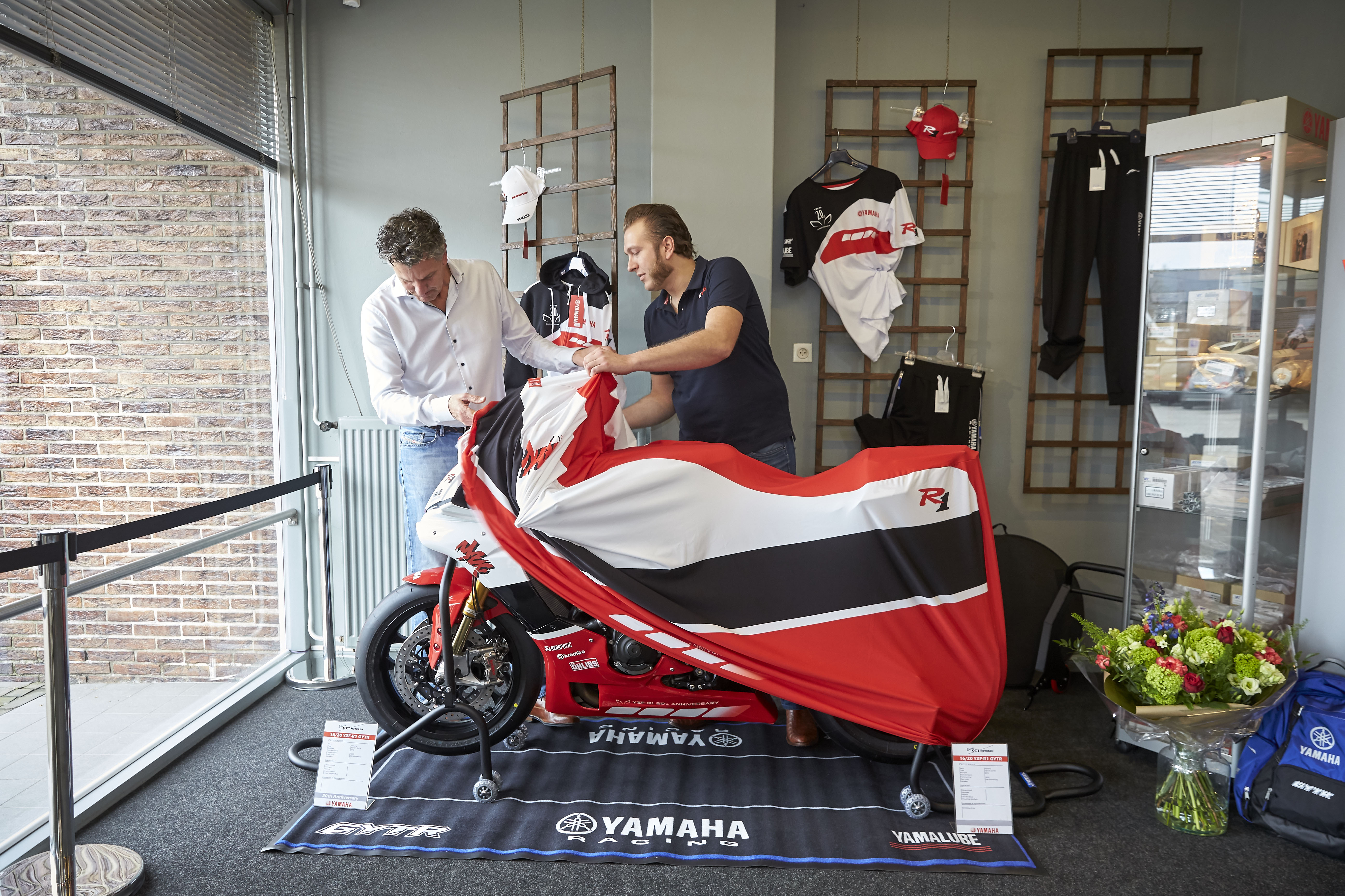 overhandiging R1 GYTR 20th Anniversary