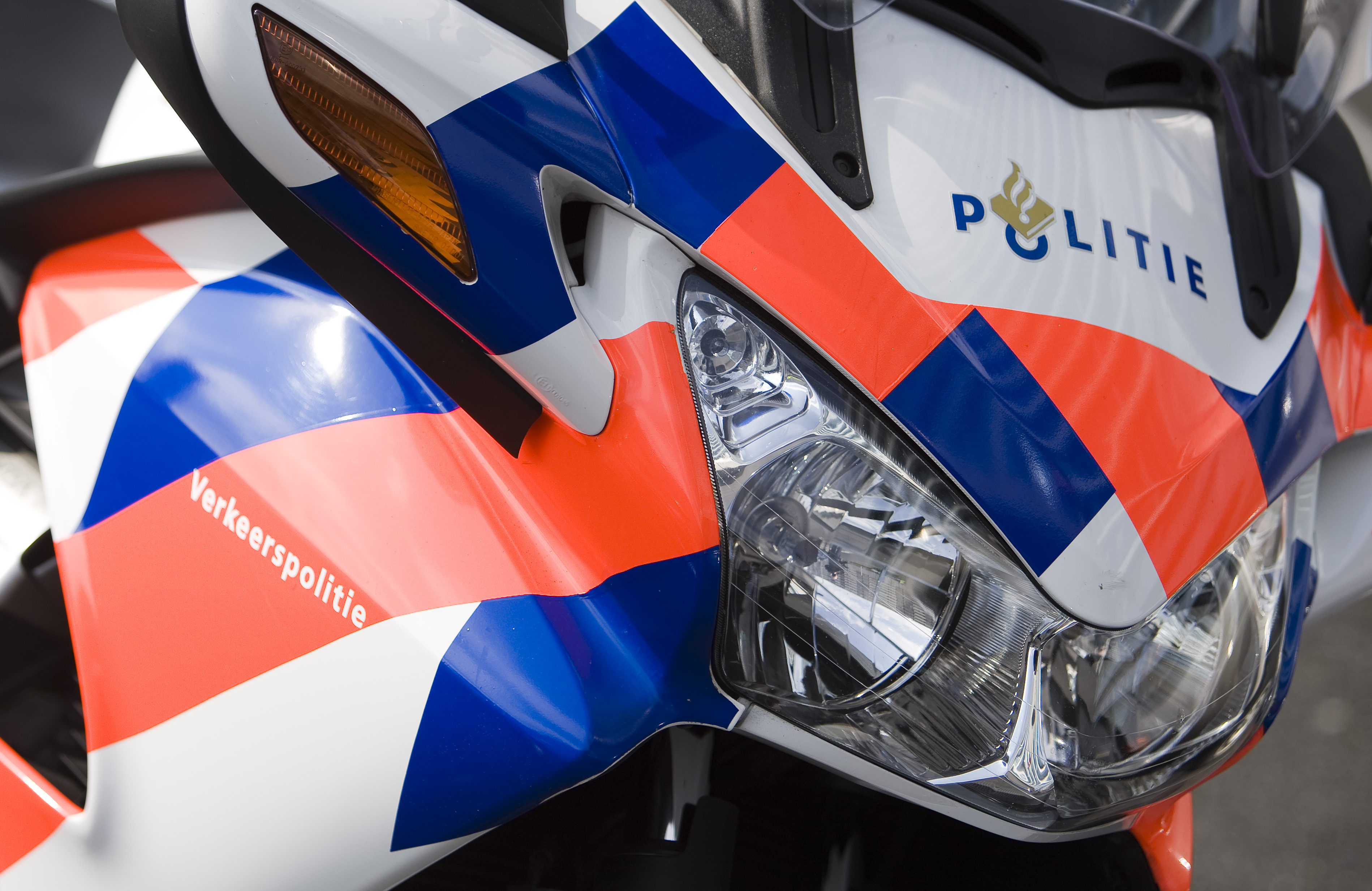 Motorrijder rijdt onder invloed van drank en drugs zonder rijbewijs en helm op gestolen motor