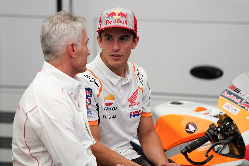 Marc Marquez in gesprek met Mick Doohan tijdens een persconferentie tussen FP1 en FP2