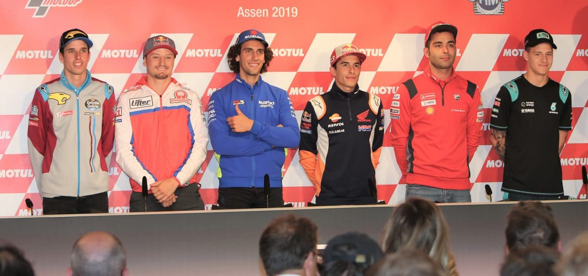 Alex Marquez, Miller, Rins, Marc Marquez, Petrucci en Quartararo tijdens de officiële TT-persconferentie.