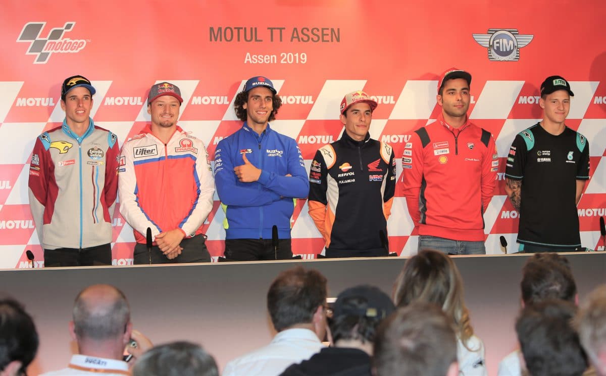 Alex Marquez, Miller, Rins, Marc Marquez, Petrucci en Quartararo tijdens de officiële TT-persconferentie.