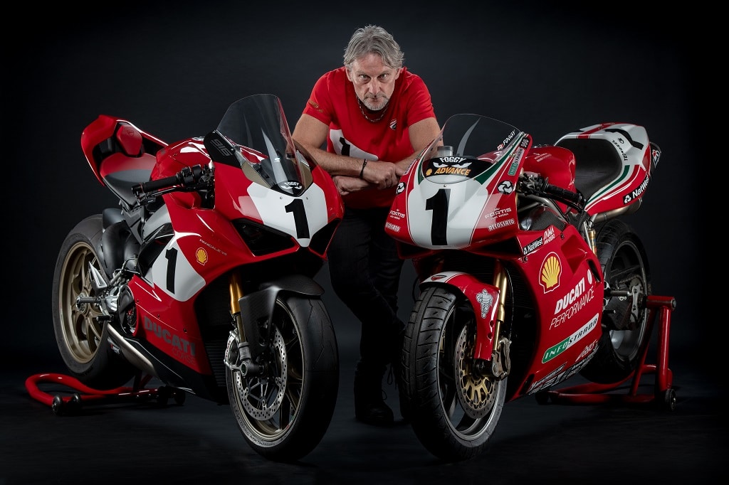 Carl Fogarty, met links de de Panigale V4 25°Anniversario 916.