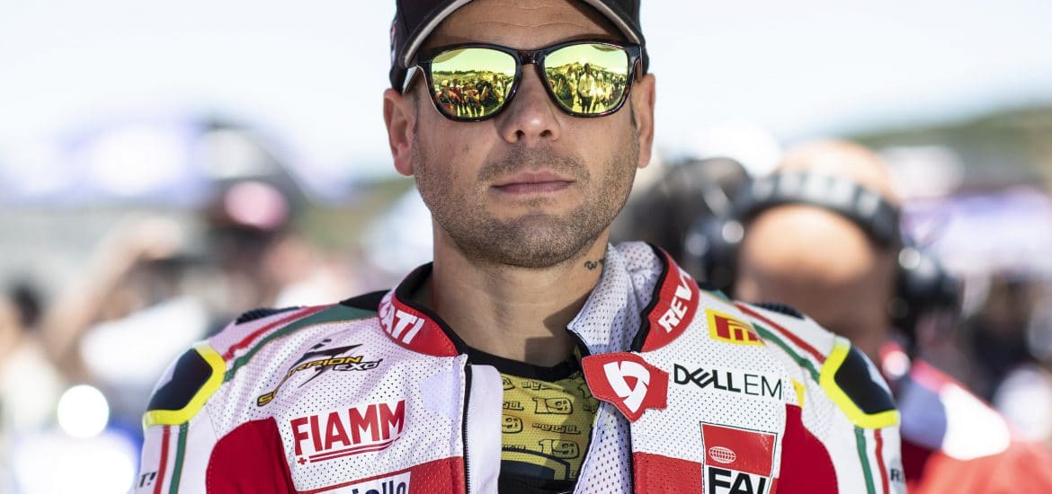 Alvaro Bautista blesseerde bij zijn val in de Superpole-race ook nog eens zijn linker schouder (zie de ijszak). Ook dat nog…
