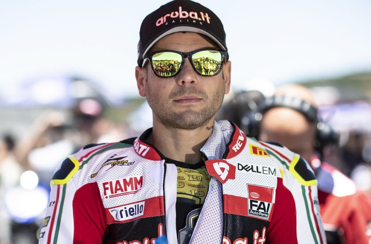 Alvaro Bautista blesseerde bij zijn val in de Superpole-race ook nog eens zijn linker schouder (zie de ijszak). Ook dat nog…
