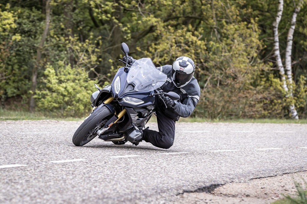 De BMW R1250RS mag zich bewijzen in de Dijkentest