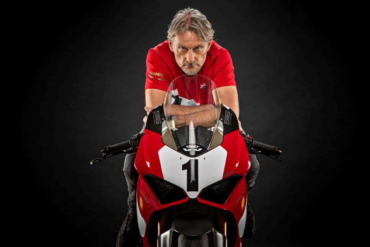 Ducati Panigale V4 Anniversario 916 met Carl Fogarty