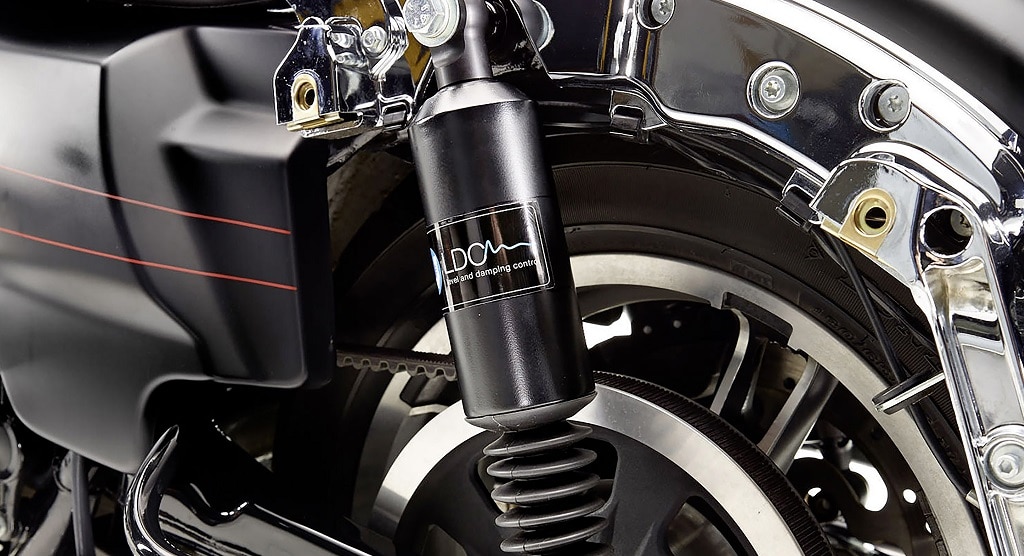 LDC-Nivomat op een Harley-tourer. Normaal gesproken verstopt achter de koffer.