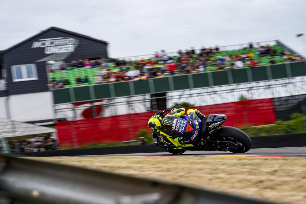 Valentino Rossi in actie op de Sachsenring.