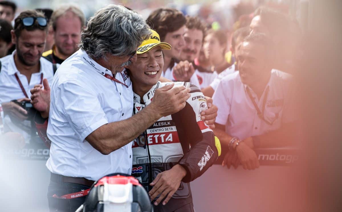 De emotie spat er vanaf bij Paolo Simoncelli en Tatsuki Suzuki. Prachtig. (Foto: 2Snap)