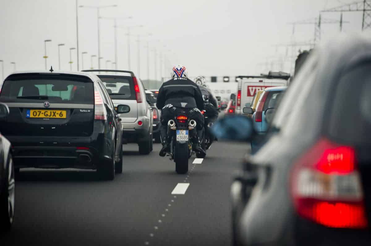 Met de motor door de file