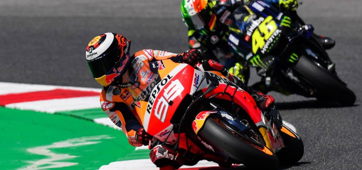 Jorge Lorenzo op de Honda voor de Yamaha van Valentino Rossi. We zagen het zelden dit jaar – dit is slechts een beeld uit FP4 op Mugello - en zullen het nooit meer zien. Foto: ANP
