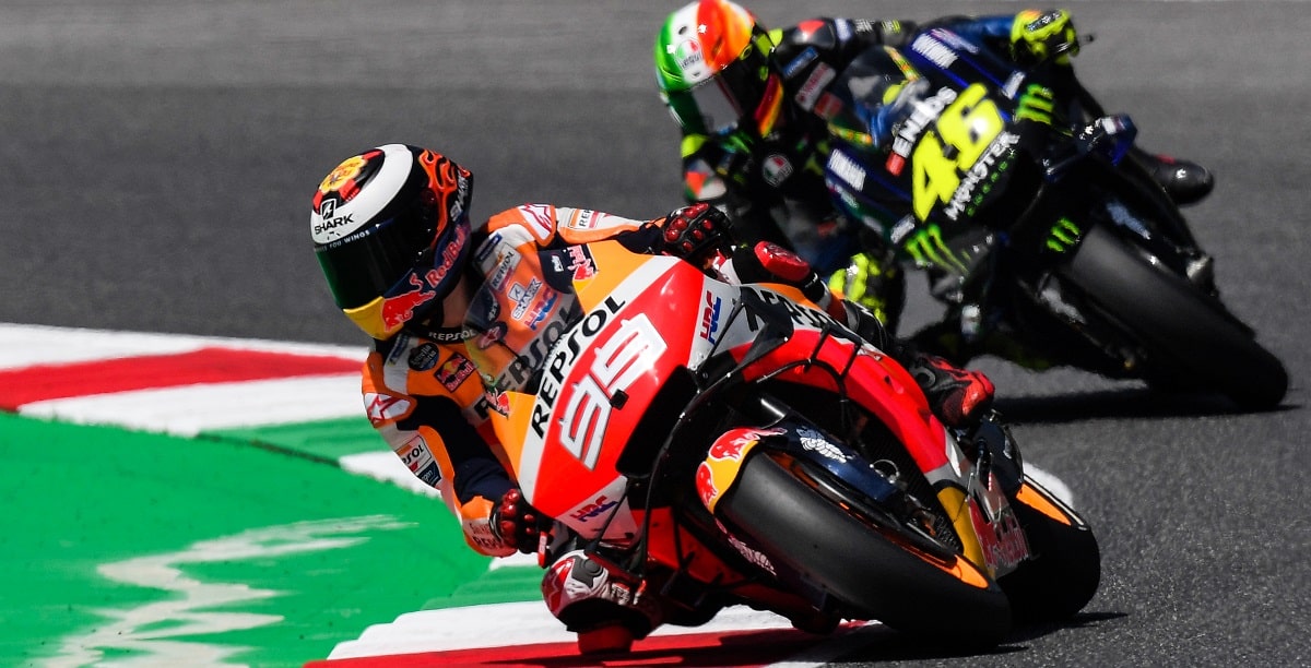 Jorge Lorenzo op de Honda voor de Yamaha van Valentino Rossi. We zagen het zelden dit jaar – dit is slechts een beeld uit FP4 op Mugello - en zullen het nooit meer zien. Foto: ANP