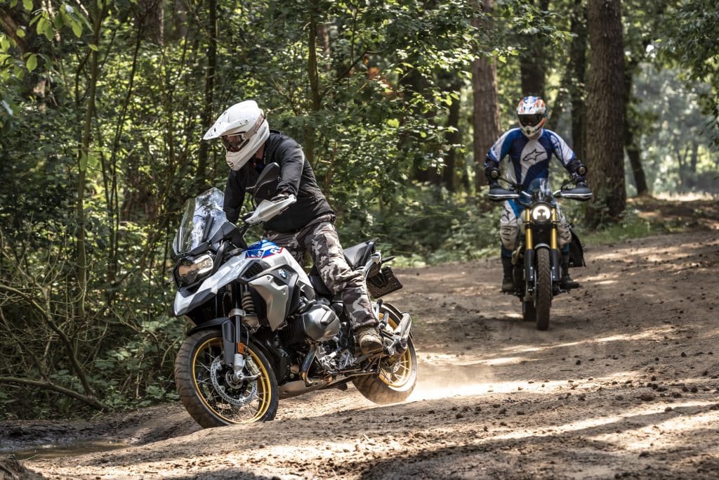 Vergelijk offroad BMW R1250GS HP en Triumph Scrambler 1200 XE