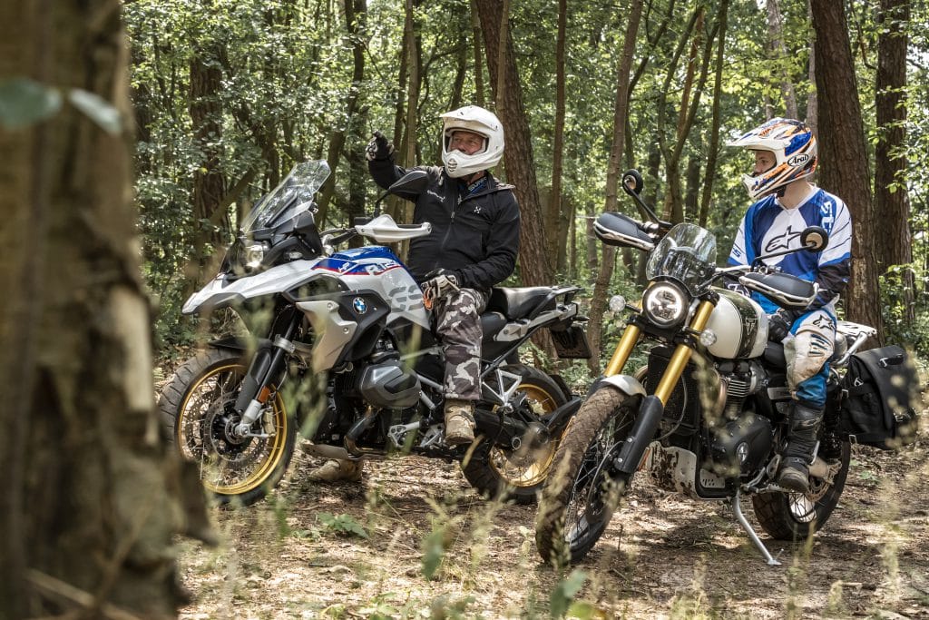 Vergelijk offroad BMW R1250GS HP en Triumph Scrambler 1200 XE