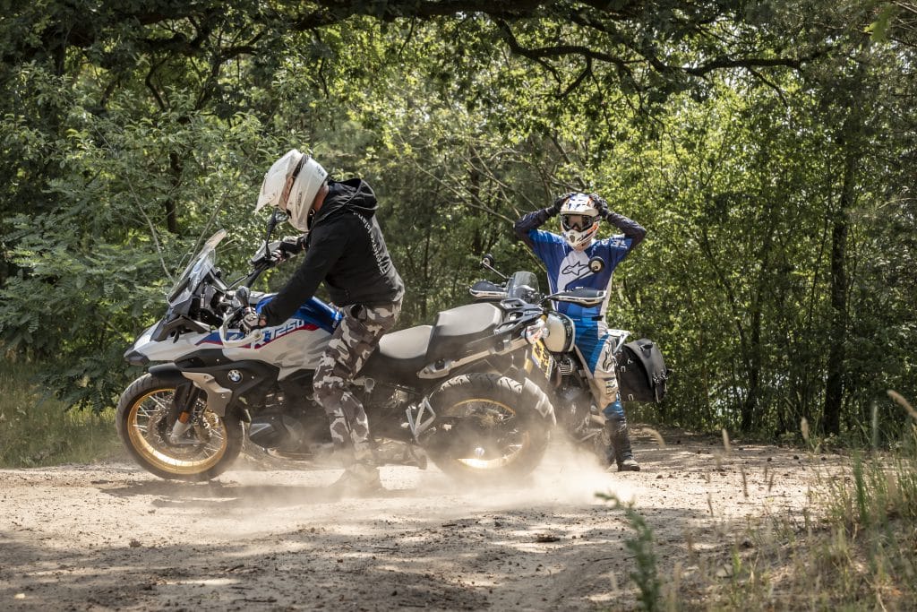 Vergelijk offroad BMW R1250GS HP en Triumph Scrambler 1200 XE