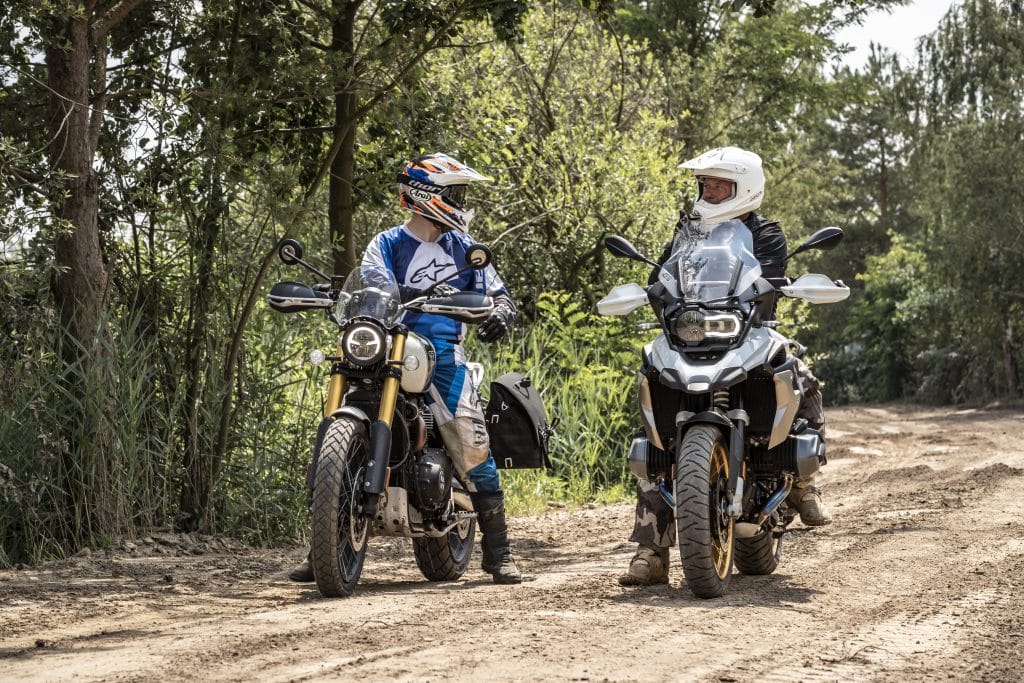 Vergelijk offroad BMW R1250GS HP en Triumph Scrambler 1200 XE