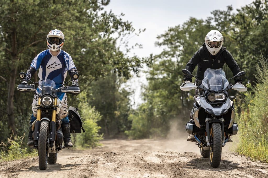 Vergelijk offroad BMW R1250GS HP en Triumph Scrambler 1200 XE