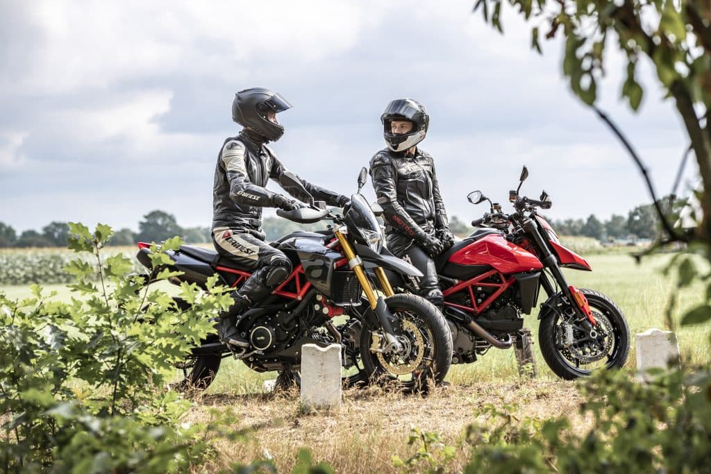 Vergelijk Aprilia Dorsoduro 900 vs Ducati Hypermotard 950