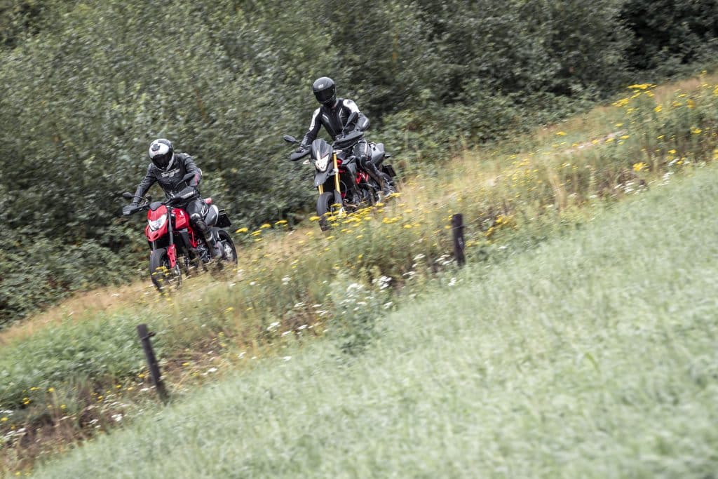 Vergelijk Aprilia Dorsoduro 900 vs Ducati Hypermotard 950