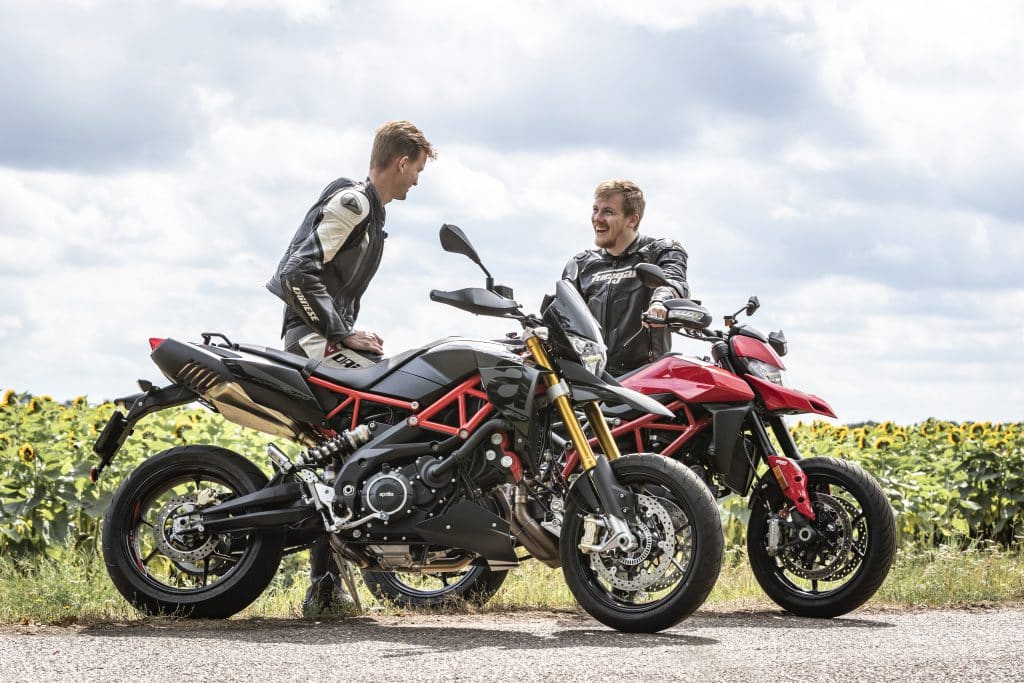 Vergelijk Aprilia Dorsoduro 900 vs Ducati Hypermotard 950