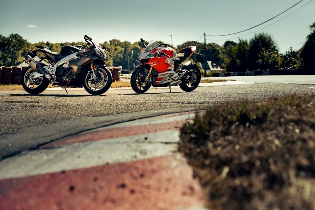 Dubbeltest Ducati Panigale V4S Corse vs Aprilia RSV4 1100 Factory