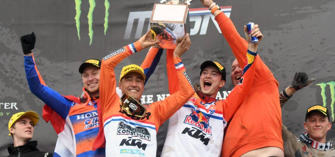 V.l.n.r. Calvin Vlaanderen, Glenn Coldenhoff en Jeffrey Herlings, samen met teammanager Patrice Assendelft.