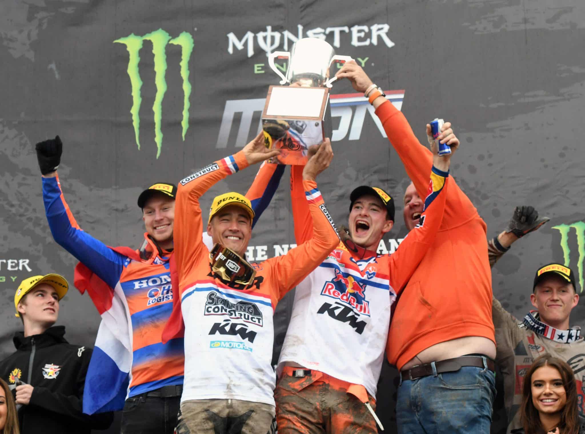 V.l.n.r. Calvin Vlaanderen, Glenn Coldenhoff en Jeffrey Herlings, samen met teammanager Patrice Assendelft.