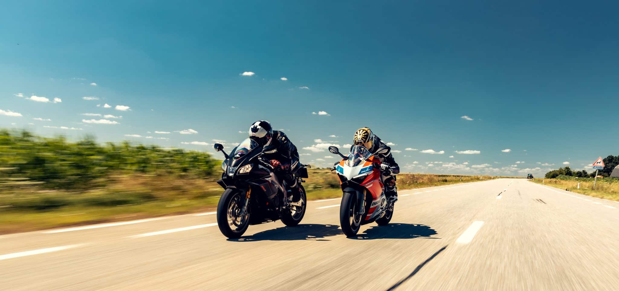 Dubbeltest Ducati Panigale RSV4 1100 Factory vs Ducati Panigale V4S Corse Dubbeltest Ducati Panigale RSV4 1100 Factory vs Ducati Panigale V4S Corse