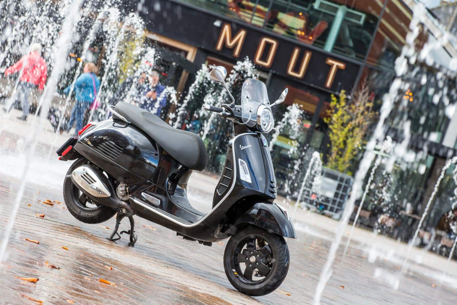 Test Vespa GTS Super 300 HPE - Motor.NL