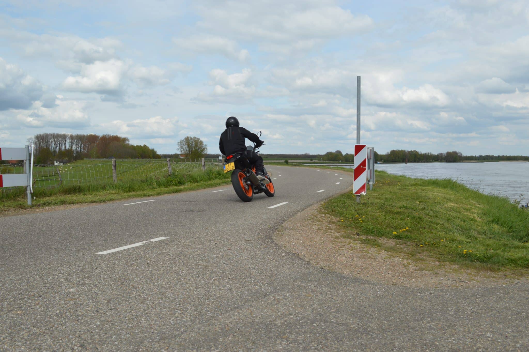 motor op dijk