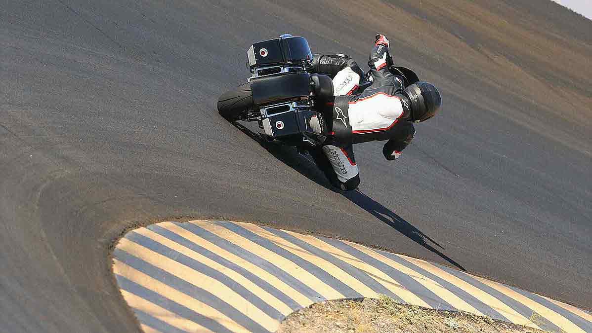 Met een Street Glide racen op Laguna Seca