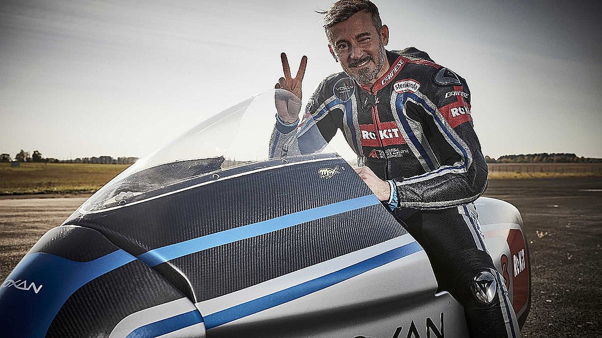 Max Biaggi op de elektrische Voxan Wattman