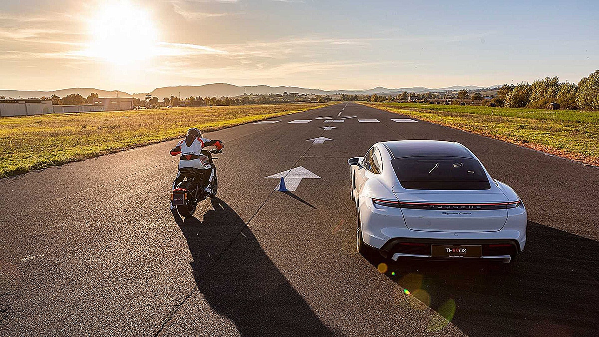 Harley-Davidson LiveWire vs Porsche Taycan Turbo