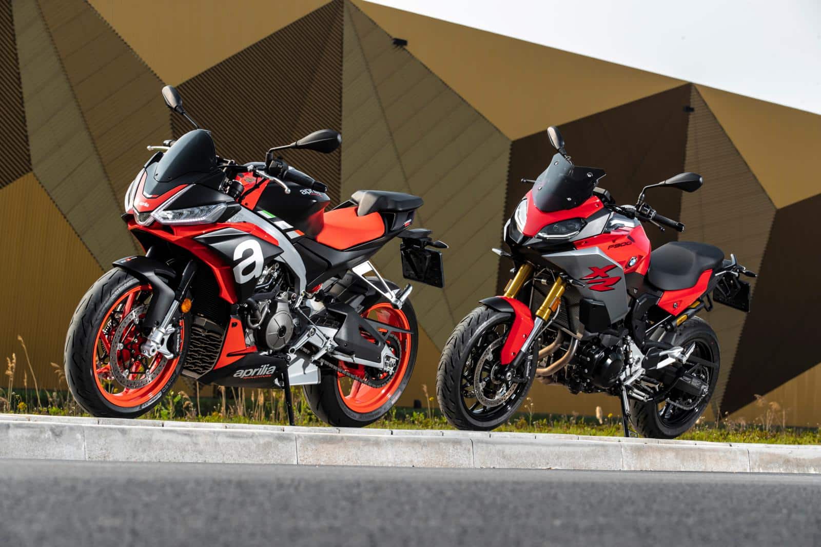 Aprilia Tuono vs BMW F900XR