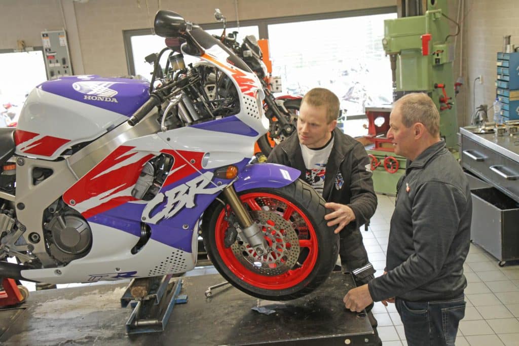 Honda CBR900RR Fireblade op de brug