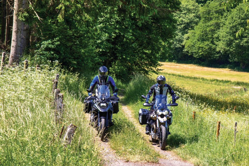 Moto Guzzi V85 TT Travel vs. Suzuki V-Strom 1050XT