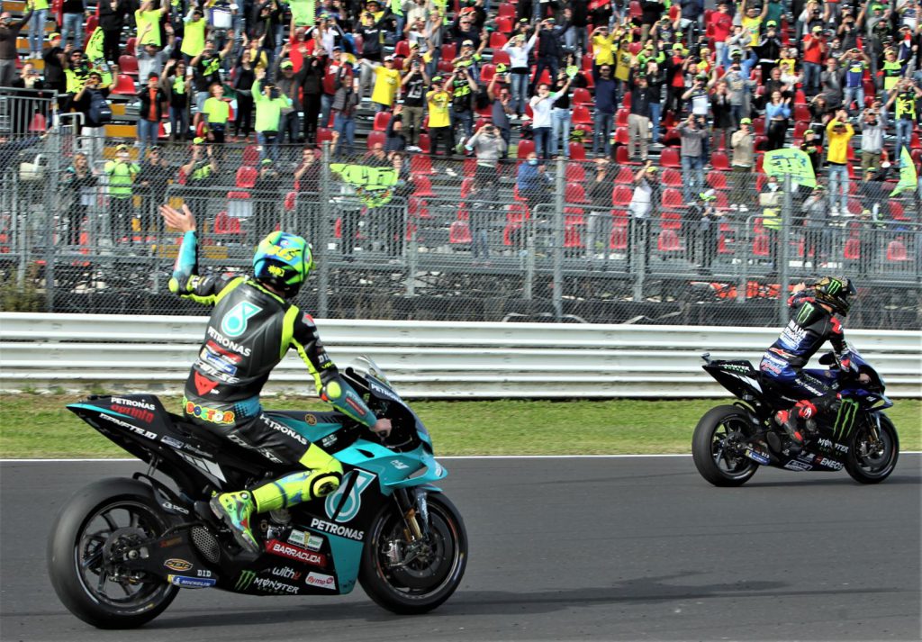 Symbolische afwisseling Rossi en Fabio Quartararo 