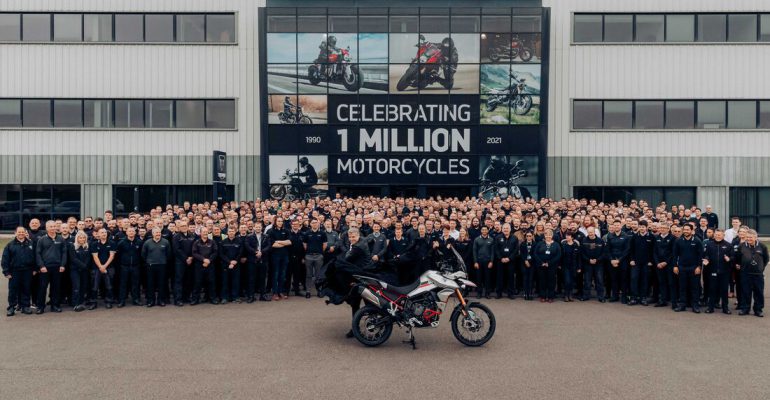 Triumph maakt zijn miljoenste motorfiets uit het Hinckley tijdperk!