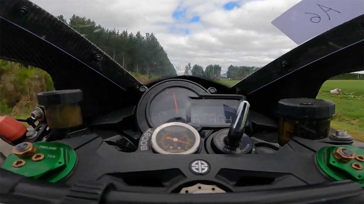 At a speed of 365 km / h on a Kawasaki H2R on a provincial road!