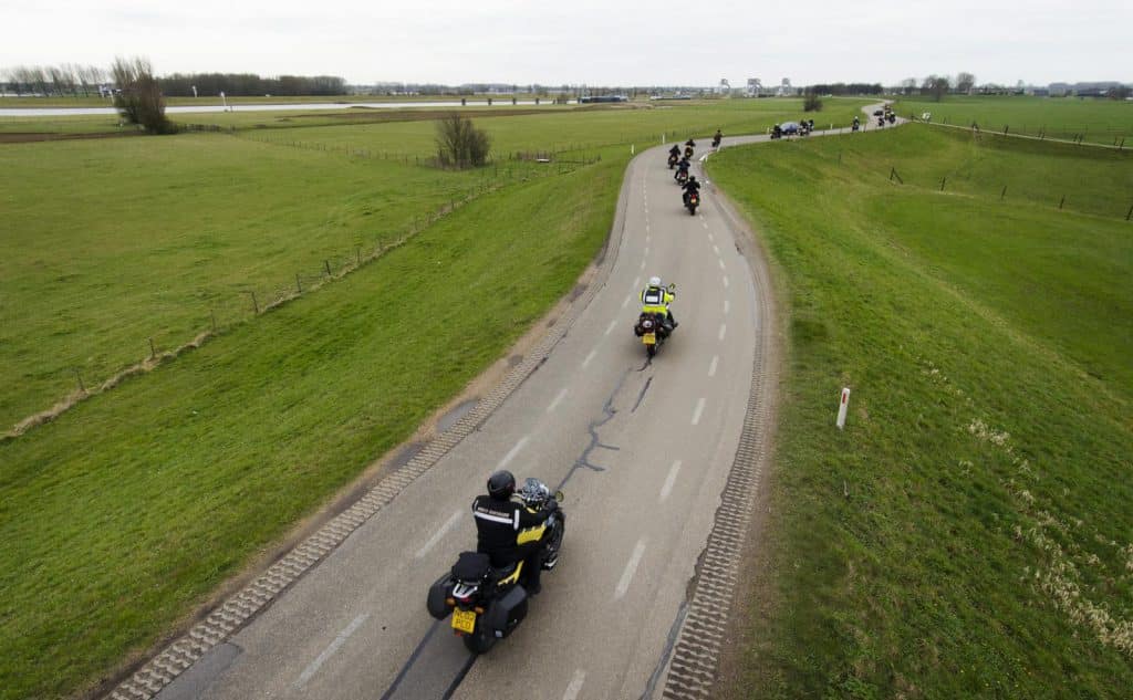 Motorrijders op dijk