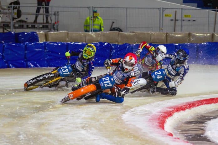 ijsspeedway spektakel in Thialf Heerenveen