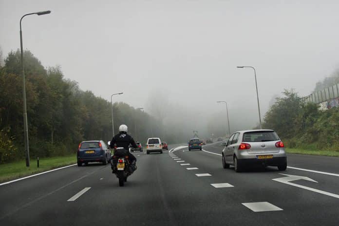 motorrijder snelweg mist