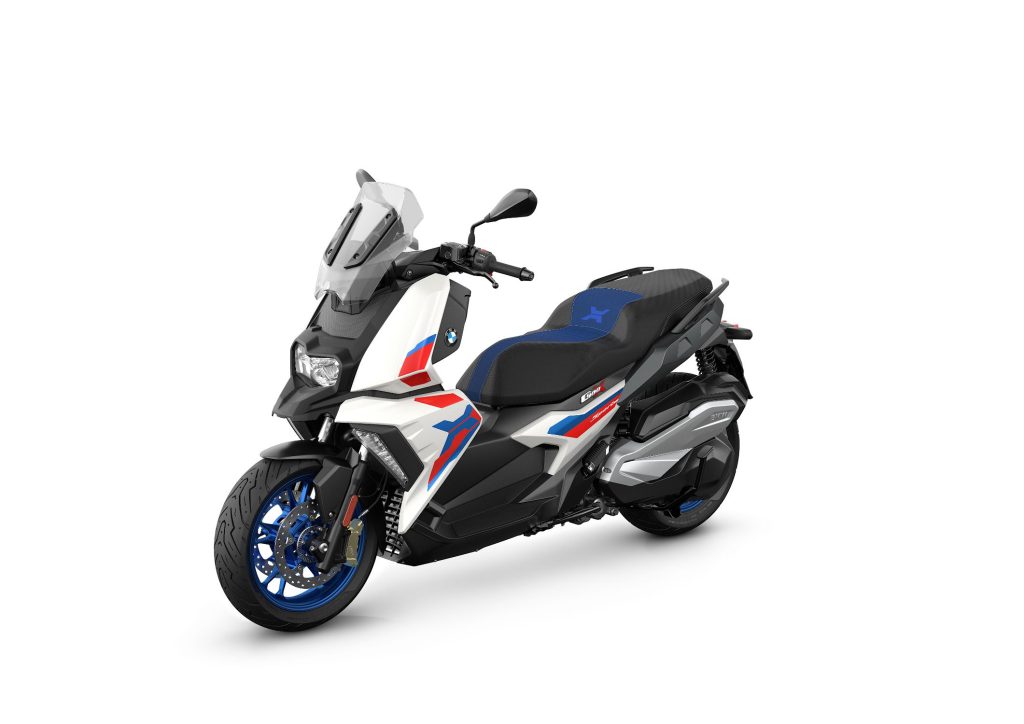 BMW C 400 X Sport Alpin White met blauwe wielen