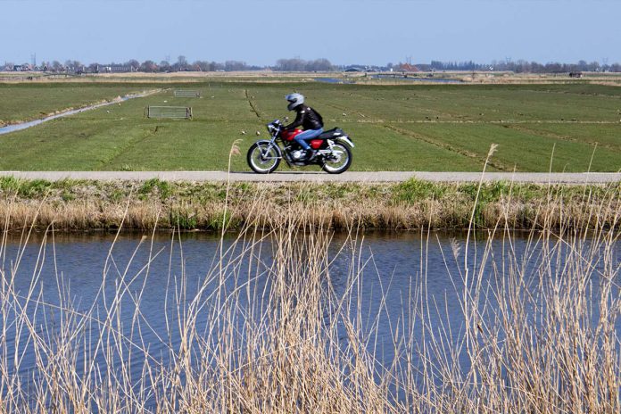Motorrijder in Nederland op dijk ANP/HollandseHoogte/Olaf Kraak