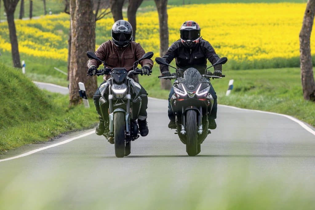 Dubbeltest Aprilia Tuono 660 Factory vs. BMW F 900 R