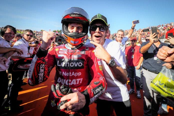 De 2022 MotoGP-wereldkampioen met zijn mentor en voorganger Valentino Rossi.
