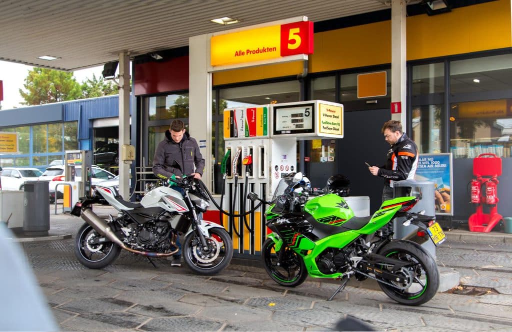 Kawasaki Z400 en Ninja 400 tanken tankstation