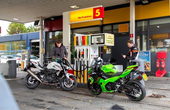 Kawasaki Z400 en Ninja 400 tanken-1_preview Kawasaki Z400 en Ninja 400 tanken tankstation
