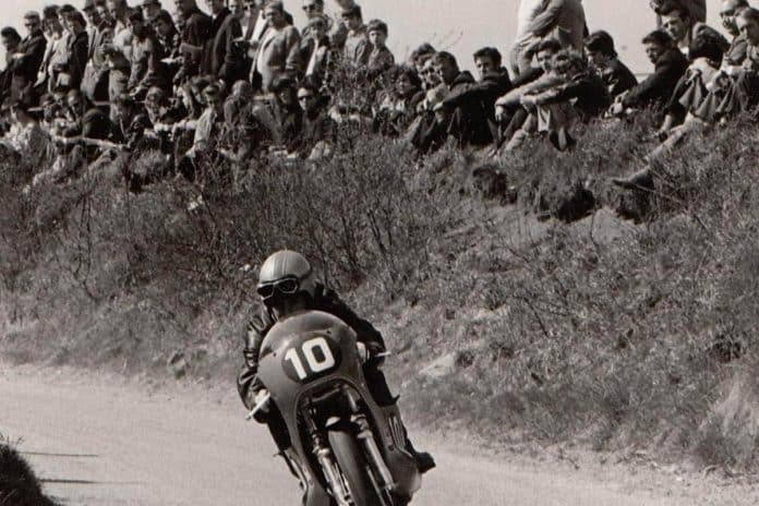 Kees van der Kruijs (10) op zijn 250cc-Ducati