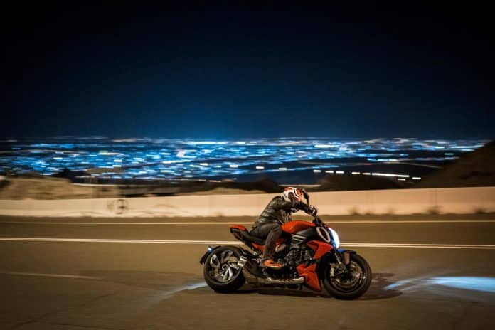 Test 2023 Ducati Diavel V4